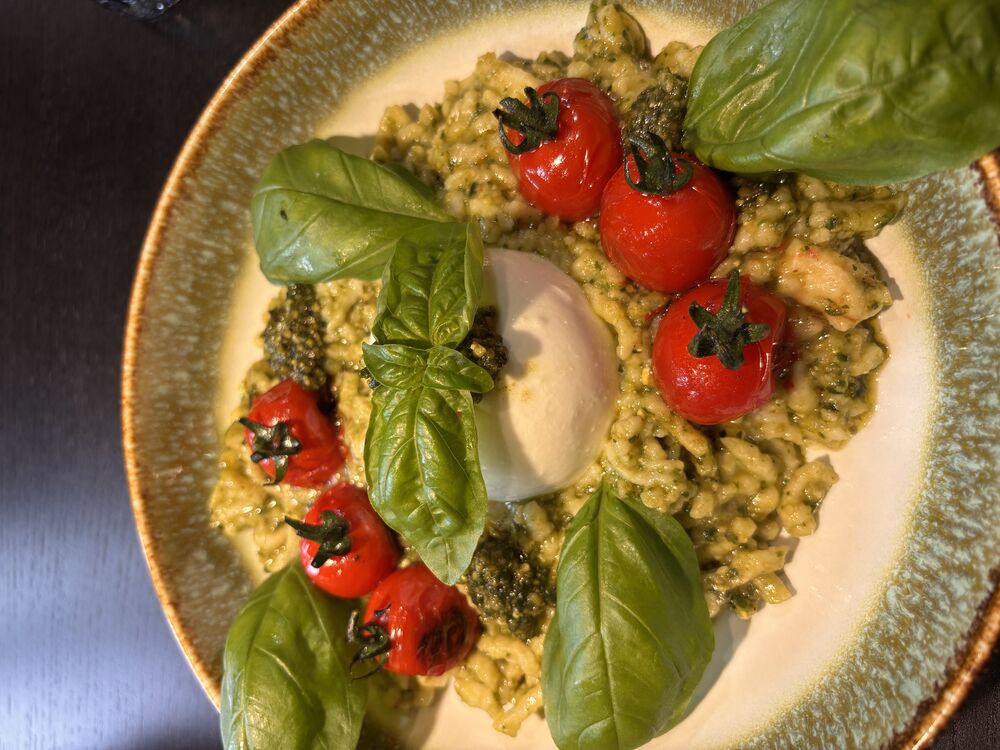 Spätzle mit Pesto, Burrata, geschmorten Cherrytomaten und Basilikum