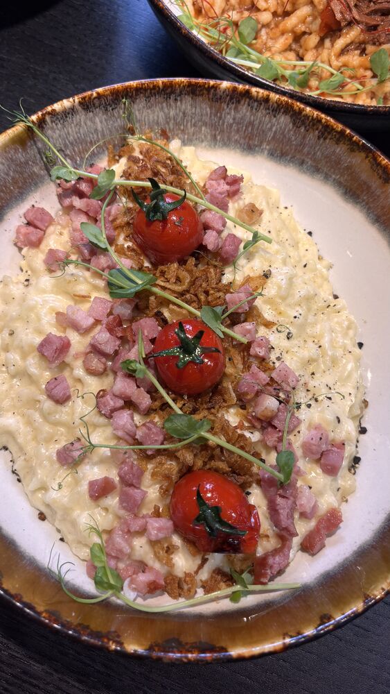 Spätzle in Rahm mit Speckwürfeln, Röstzwiebeln und geschmorten Cherrytomaten