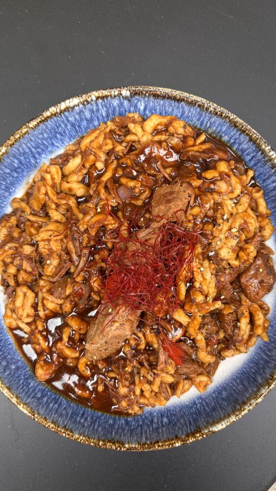 Spätzle mit langsam geschmortem Rindfleisch in dunkler Jus