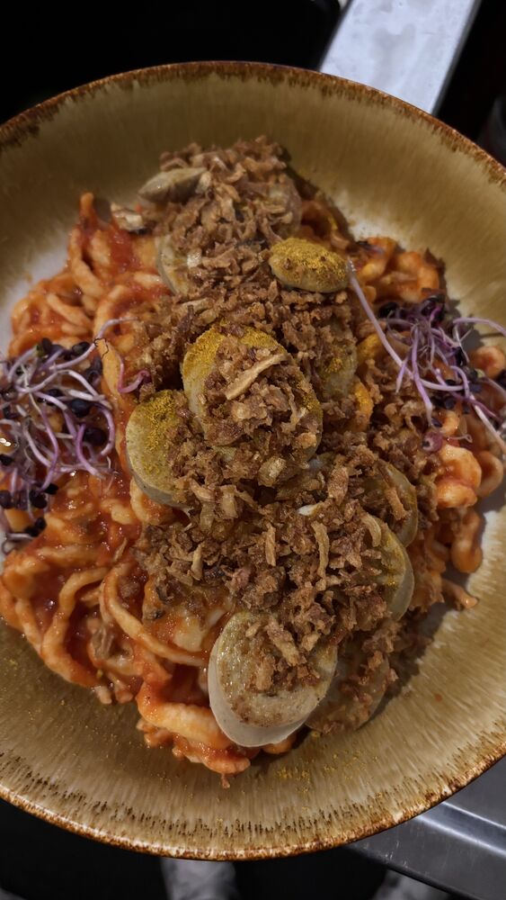 Spätzle in Tomatensoße mit Röstzwiebeln und Kresse
