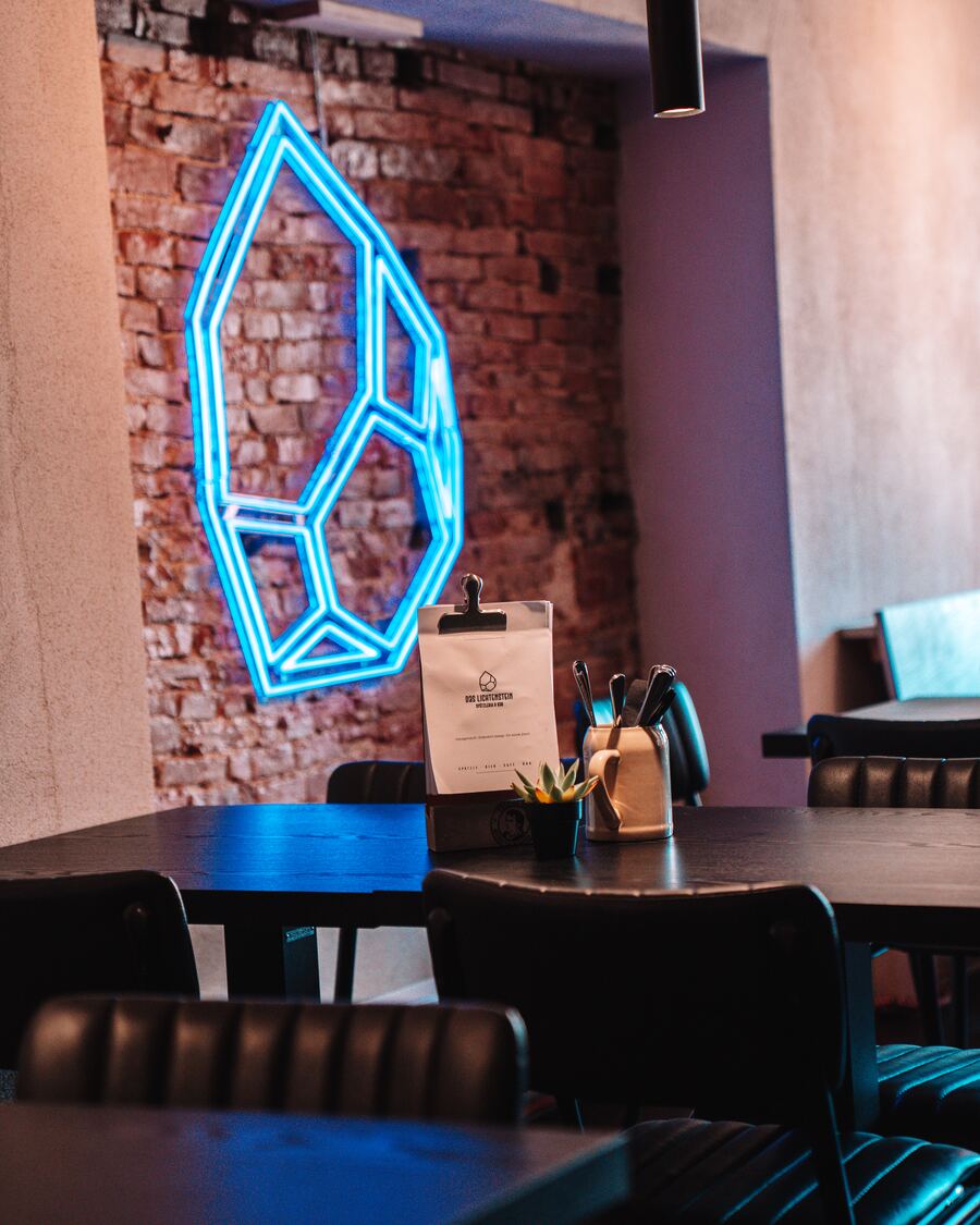 Neonlicht an der Backsteinwand im Gastraum
