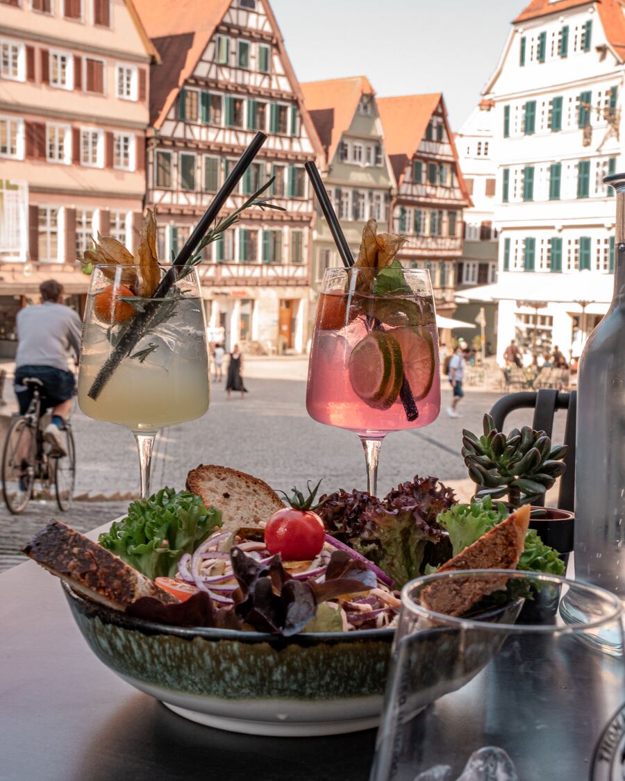 Sommerdrinks und Wurstsalat mit Blick auf den Marktplatz